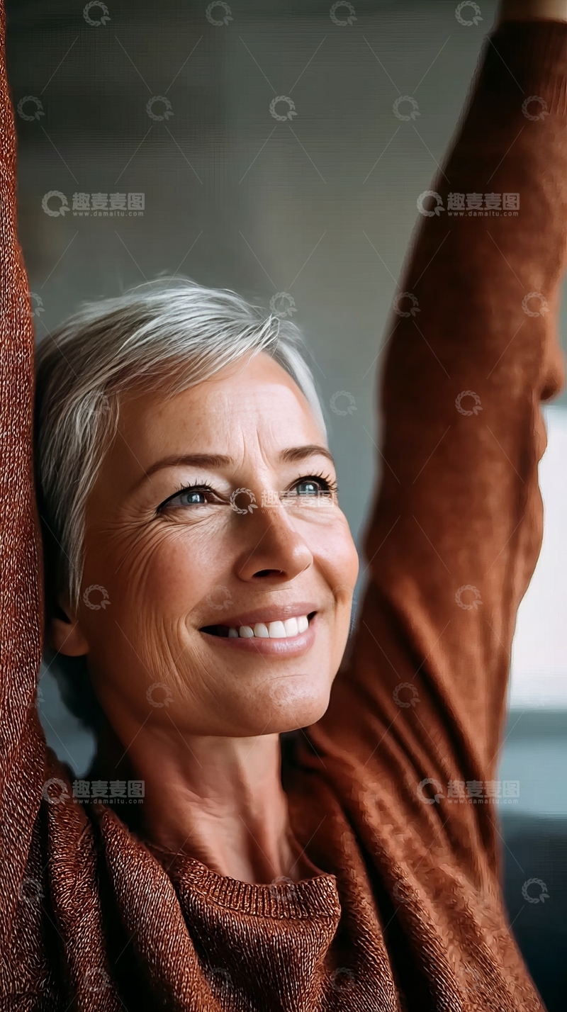 高清大图下载【趣麦麦图】微笑的老年女性举起手臂展现活力