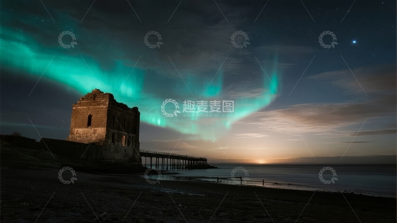 高清大图下载【趣麦麦图】极光映照下的海岸废墟与栈桥夜景