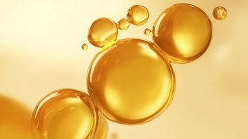 金黄色液体气泡在柔和光线下漂浮