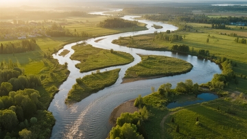 蜿蜒河流穿行于绿意盎然的田野之上