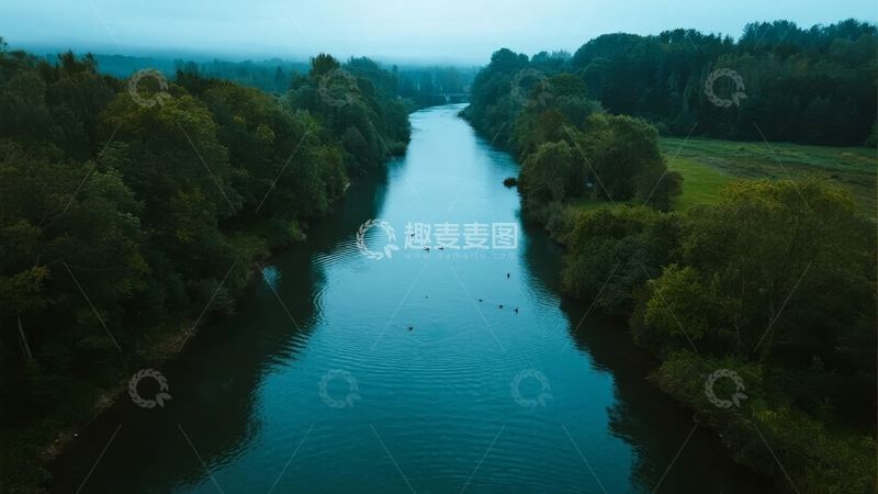 高清大图下载【趣麦麦图】俯瞰蜿蜒河流两岸绿树成荫的自然景观