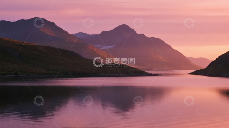 高清大图下载【趣麦麦图】日落时分山脉倒映在平静湖面上的壮丽景色
