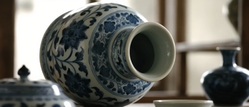 青花瓷瓶特写展示传统花纹与精致工艺
