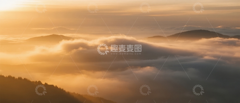 高清大图下载【趣麦麦图】日出时分云海翻涌山峦叠嶂的壮丽景象