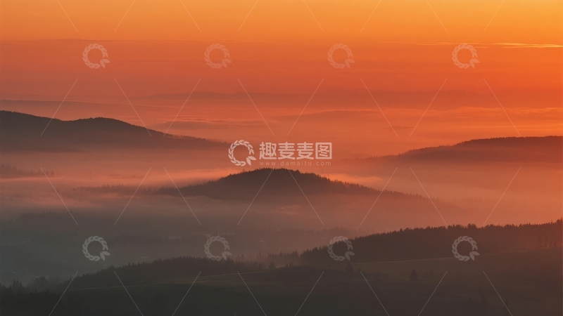 高清大图下载【趣麦麦图】日出时分山峦叠嶂云雾缭绕的壮丽景色