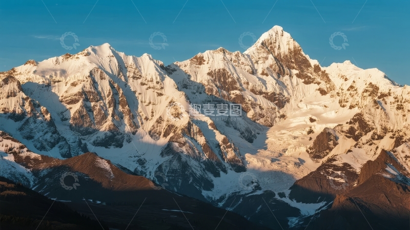 高清大图下载【趣麦麦图】雪山峰峦在晨光中闪耀壮丽景色