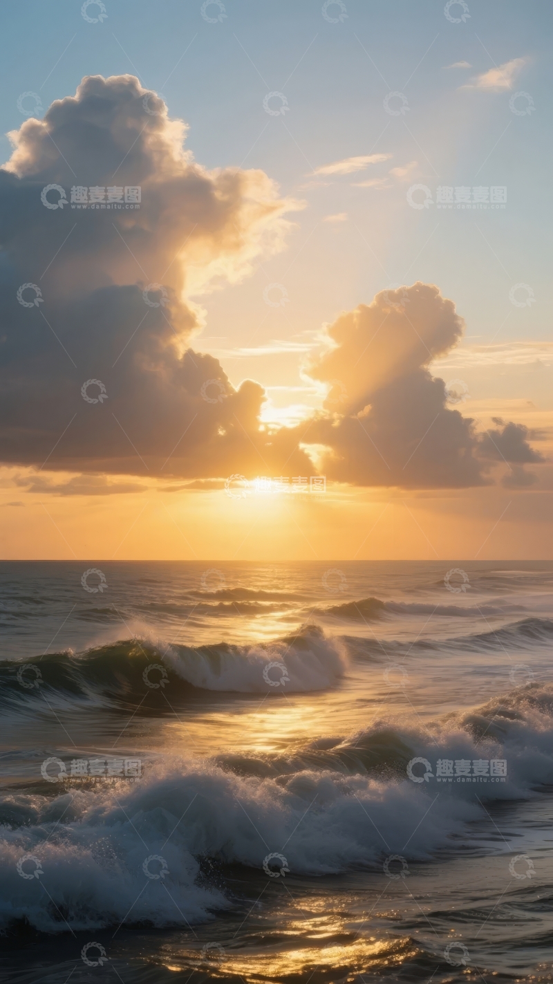 高清大图下载【趣麦麦图】日落时分海天相接云层映衬金色阳光