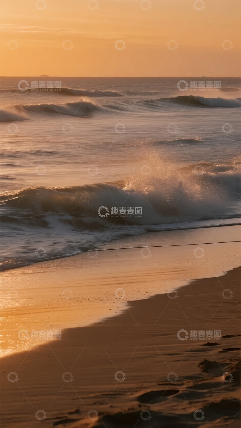 高清大图下载【趣麦麦图】夕阳下的海滩波浪轻拍沙滩