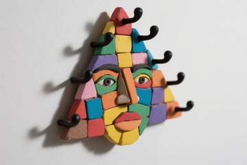 色彩斑斓的马赛克人脸造型挂钩装饰品