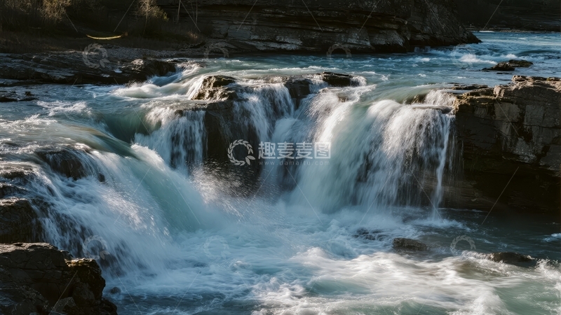 高清大图下载【趣麦麦图】湍急水流从岩石间奔腾而下形成壮观瀑布