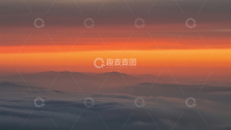 高清大图下载【趣麦麦图】日出时分云海之上山脉轮廓