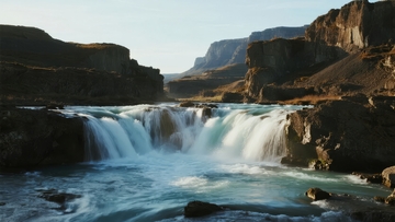 壮丽瀑布流淌于峡谷之间水流湍急