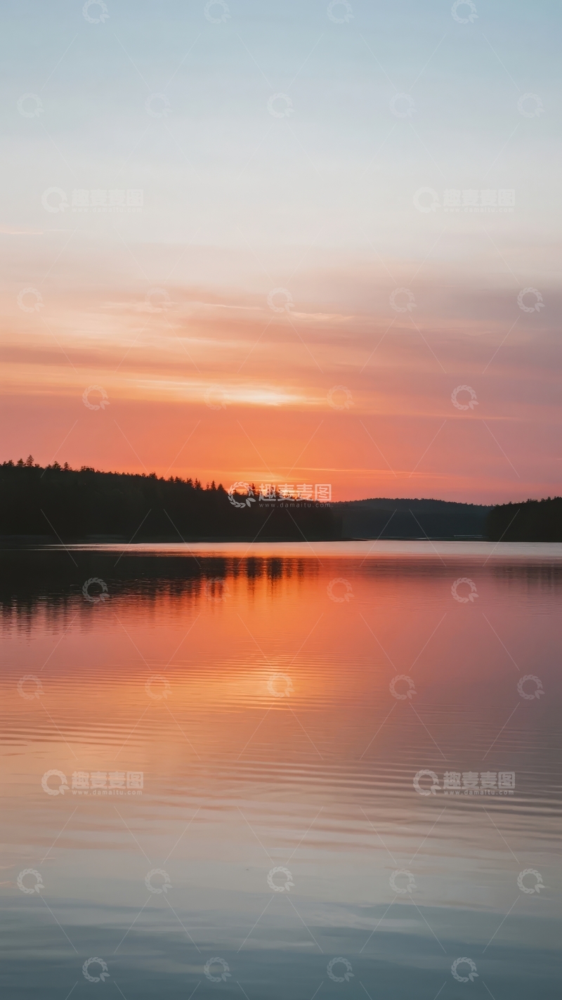 高清大图下载【趣麦麦图】湖面平静夕阳映照天际色彩斑斓
