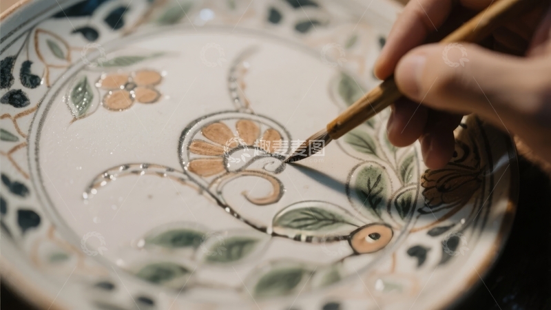 高清大图下载【趣麦麦图】手绘陶瓷盘上的精美图案创作过程