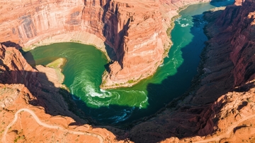 峡谷中蜿蜒的河流与红色岩壁景观