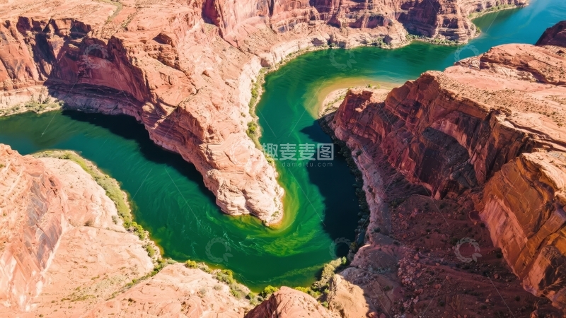 高清大图下载【趣麦麦图】峡谷中碧绿河流蜿蜒流淌两岸红岩峭壁耸立