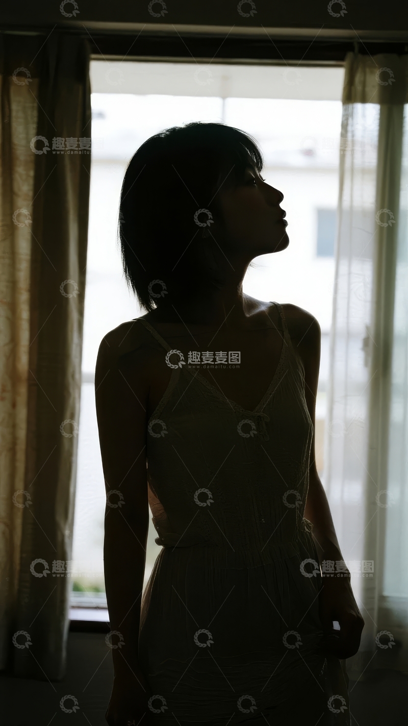 高清大图下载【趣麦麦图】窗边女子侧脸剪影仰望窗外景色