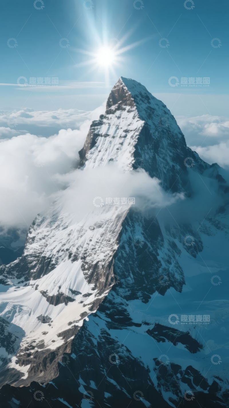 高清大图下载【趣麦麦图】雪山峰顶阳光穿透云层的壮丽景象
