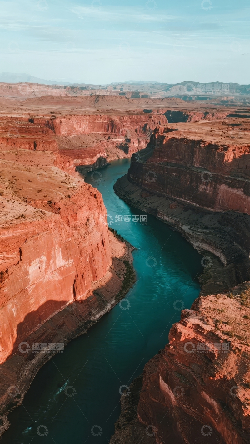 高清大图下载【趣麦麦图】壮丽峡谷中蜿蜒河流的航拍景象