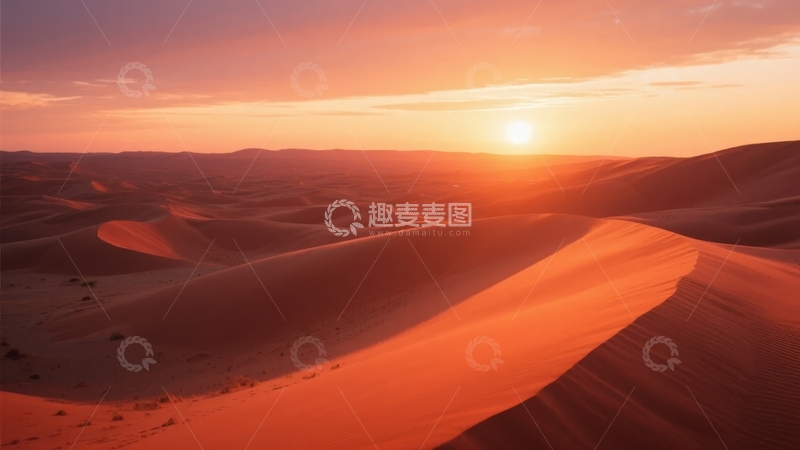 高清大图下载【趣麦麦图】沙漠日落时分金色沙丘与绚丽天空的壮丽景象