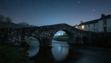 夜空下石桥与河流的宁静景象
