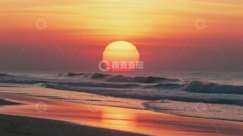 高清大图下载【趣麦麦图】日落时分海滩波浪轻拍岸边的宁静景象