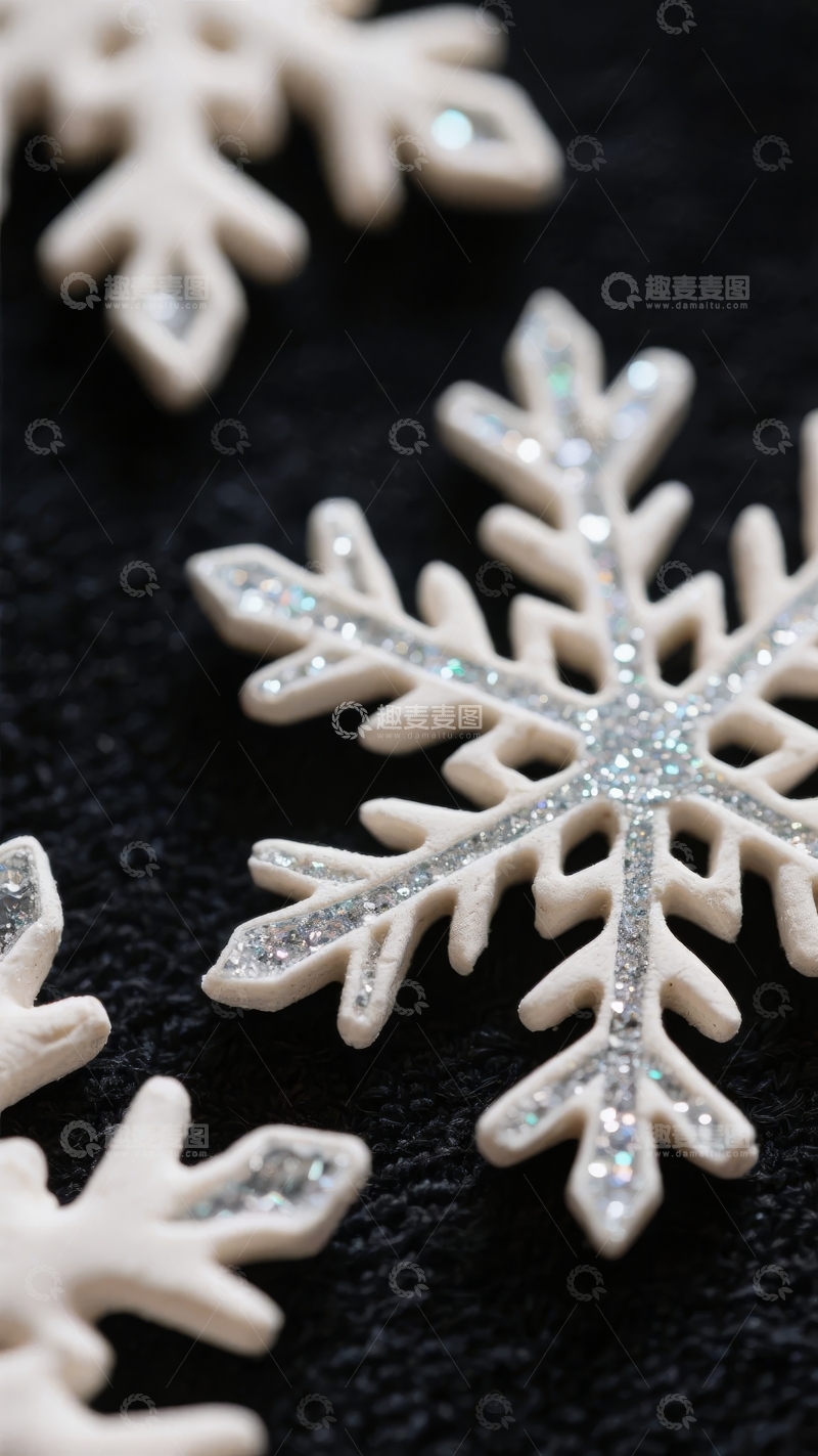 高清大图下载【趣麦麦图】黑色背景上的闪亮雪花装饰特写