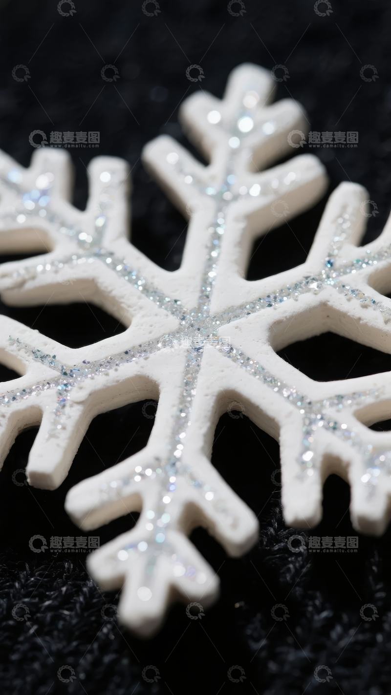 高清大图下载【趣麦麦图】白色雪花装饰特写背景为黑色