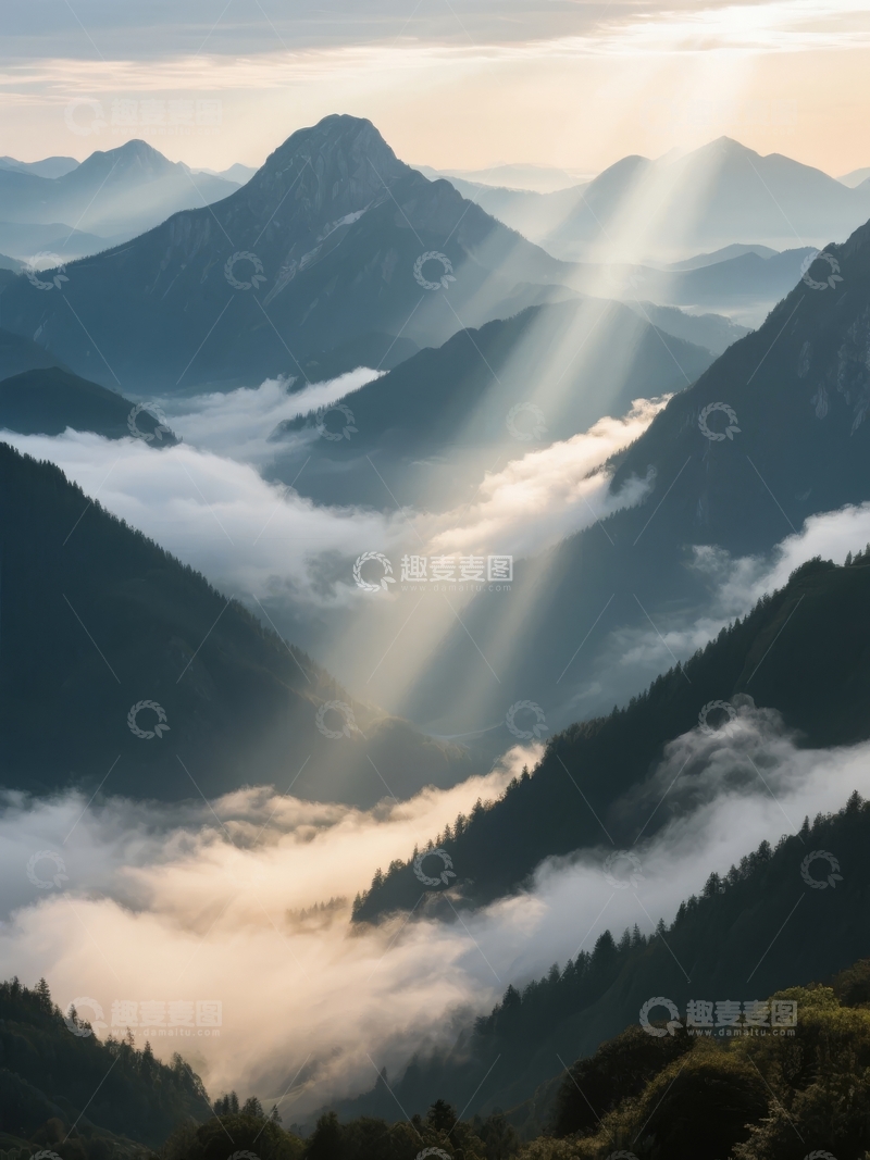 高清大图下载【趣麦麦图】晨曦穿透云雾照耀群山展现壮丽自然景观