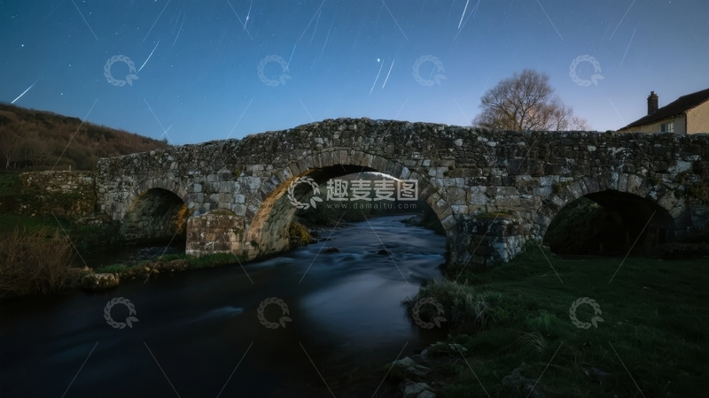 高清大图下载【趣麦麦图】夜晚石桥横跨河流水面倒映灯光