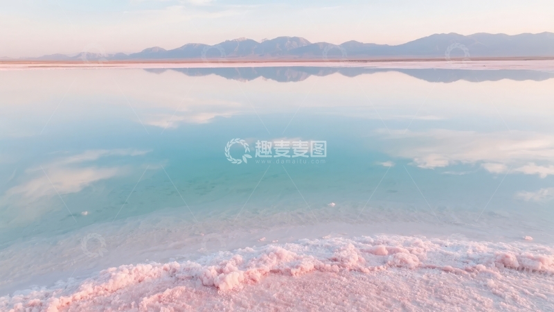 高清大图下载【趣麦麦图】平静湖面映衬粉白盐滩与淡蓝色天空