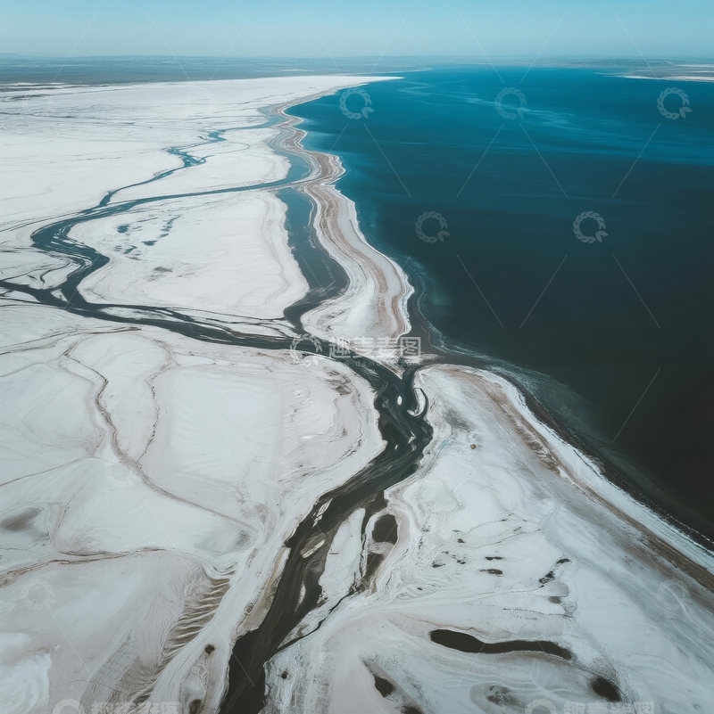 高清大图下载【趣麦麦图】雪覆盖的海岸线与蜿蜒河流交汇的航拍景观