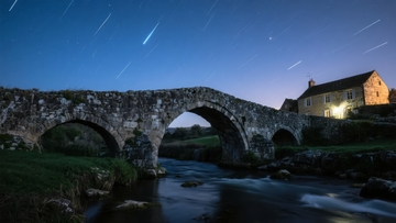 夜晚石桥横跨河流旁的古老建筑