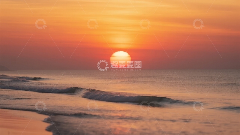 高清大图下载【趣麦麦图】夕阳西下海浪轻拍海岸的宁静景象
