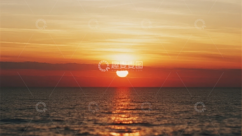 高清大图下载【趣麦麦图】海上日落时分天空呈现橙黄色渐变色彩