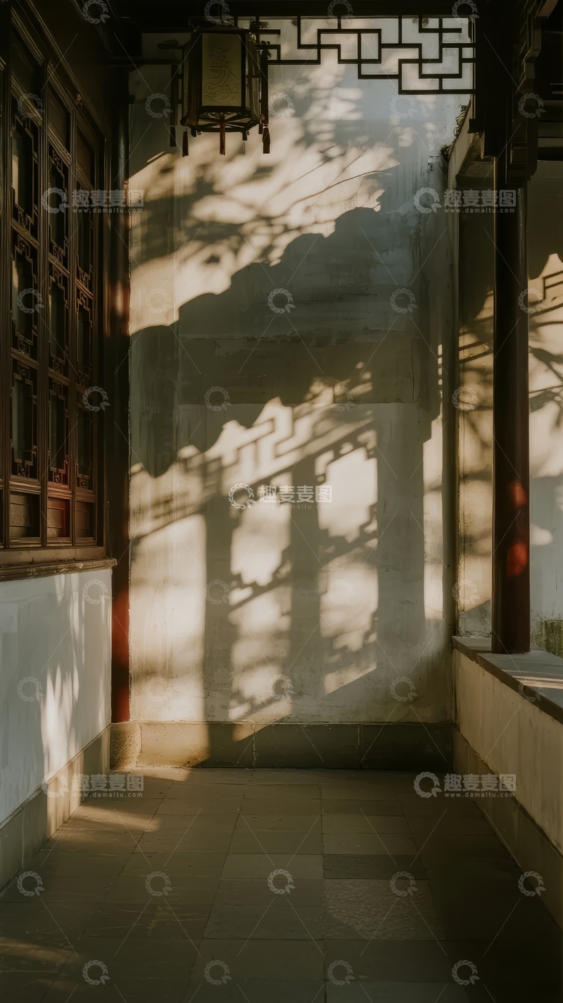 高清大图下载【趣麦麦图】传统建筑廊檐光影交错的静谧场景