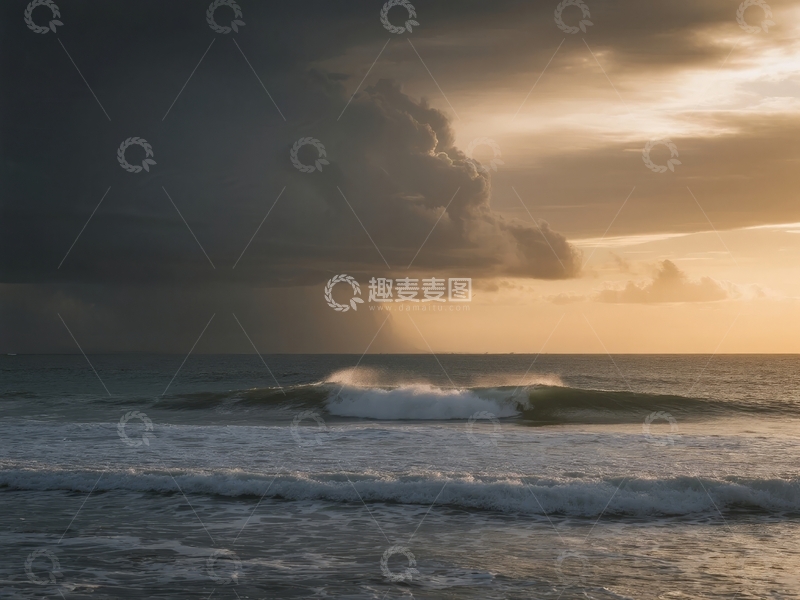 海浪翻滚乌云密布的日落海滩景象