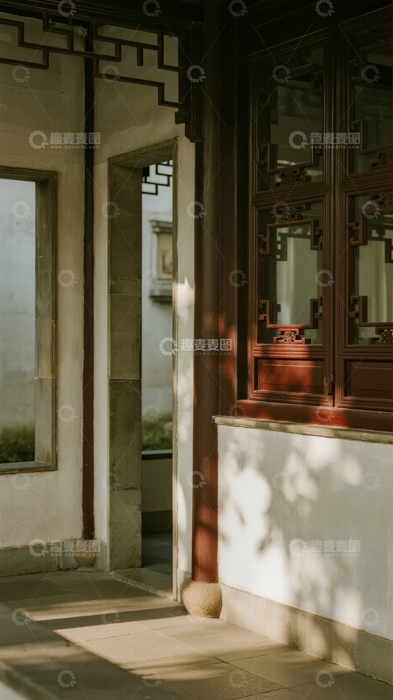 高清大图下载【趣麦麦图】-传统中式建筑庭院的精致木窗与廊柱细节