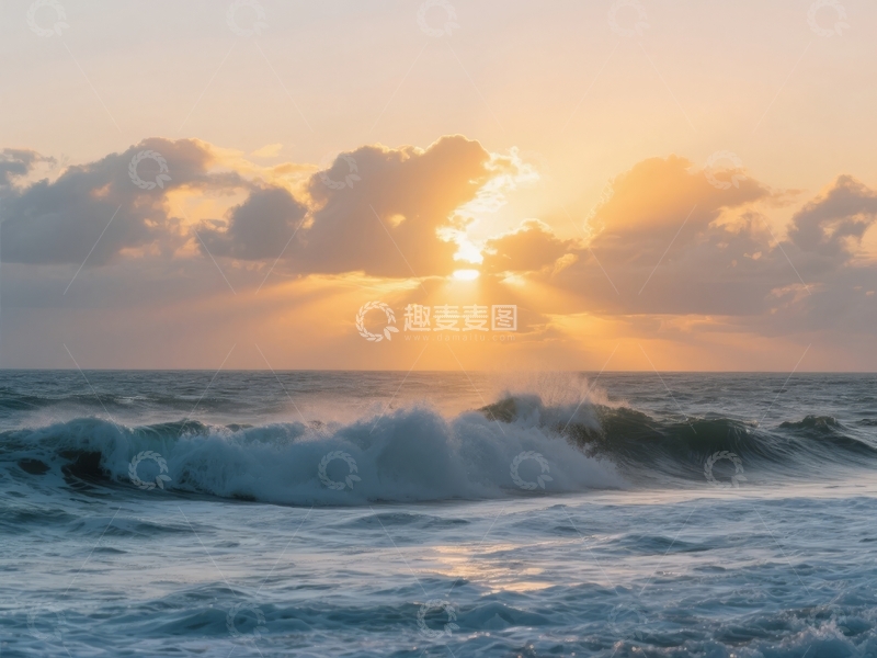 高清大图下载【趣麦麦图】日出时分海浪翻滚云层映衬光芒
