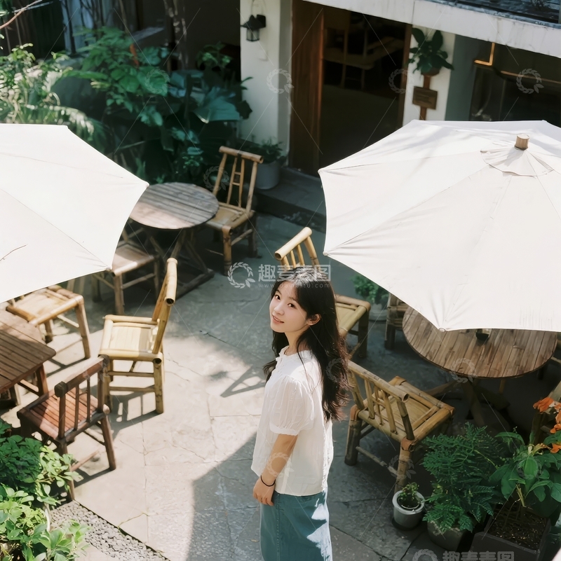 高清大图下载【趣麦麦图】-女子在庭院咖啡馆的户外座位区微笑