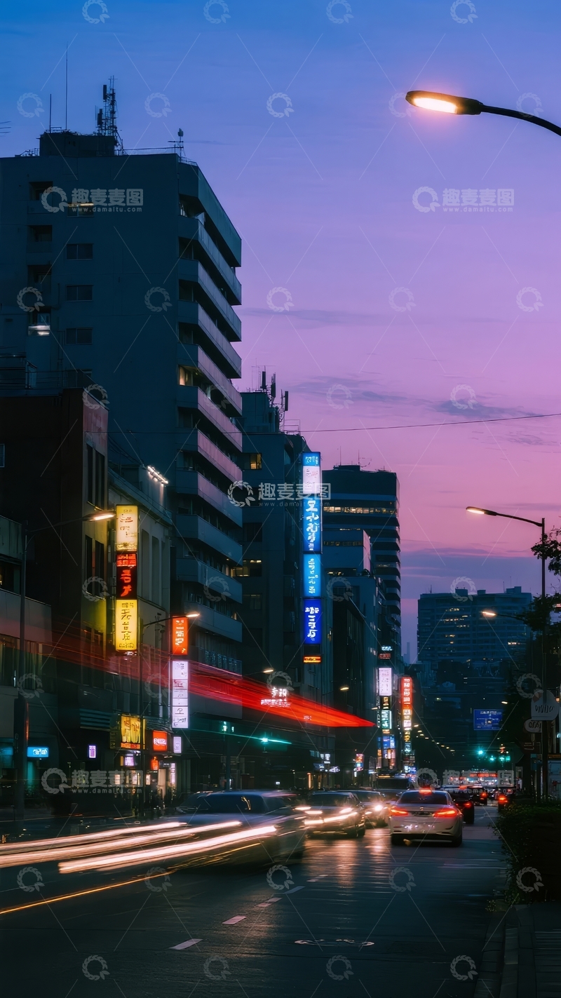 高清大图下载【趣麦麦图】黄昏时分城市街道灯光与建筑轮廓的静谧景象
