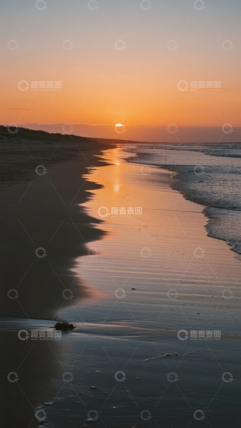 高清大图下载【趣麦麦图】海滩日落时分海浪轻抚沙滩水面倒映金色余晖