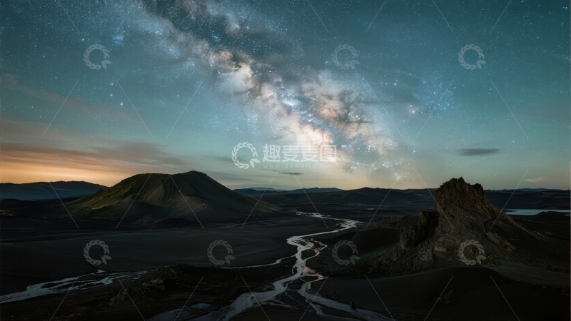 高清大图下载【趣麦麦图】夜空下银河横跨山脉河流的壮丽景观