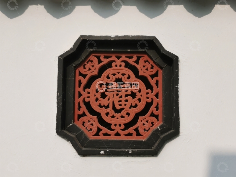 高清大图下载【趣麦麦图】中国传统建筑上的红色镂空窗格装饰