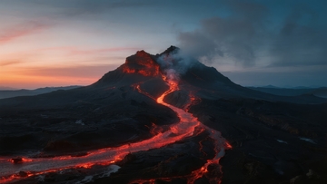 火山喷发熔岩流淌夜景