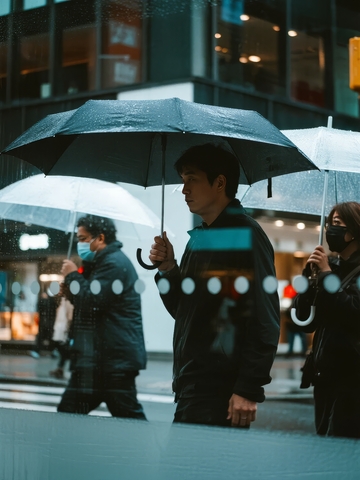 雨天街头行人撑伞行走