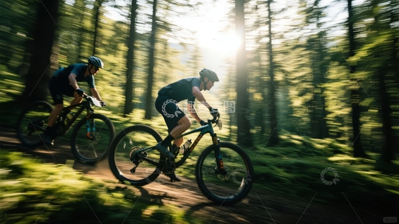 高清大图下载【趣麦麦图】两名骑行者在阳光明媚的森林小径上疾驰