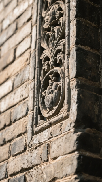 砖墙上的精美花卉雕刻细节特写