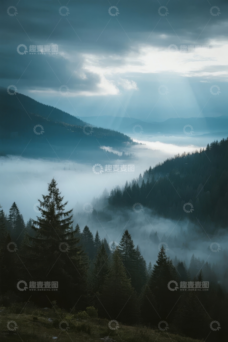 高清大图下载【趣麦麦图】云层缝隙中阳光穿透雾气笼罩的森林山脉