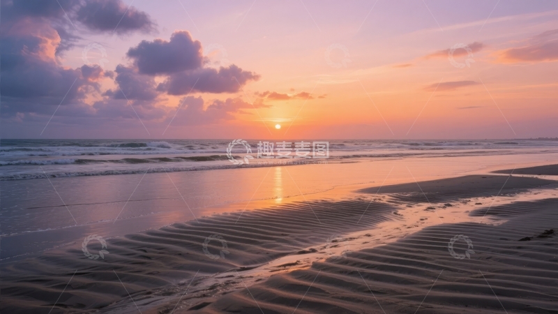 高清大图下载【趣麦麦图】日落时分海滩波浪轻拍沙滩的宁静景象